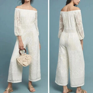 🤍 Anthropologie x Farm Rio Elliott Lace Jumpsuit 🌿 Off-Shoulder Bridal Chic MP ✨